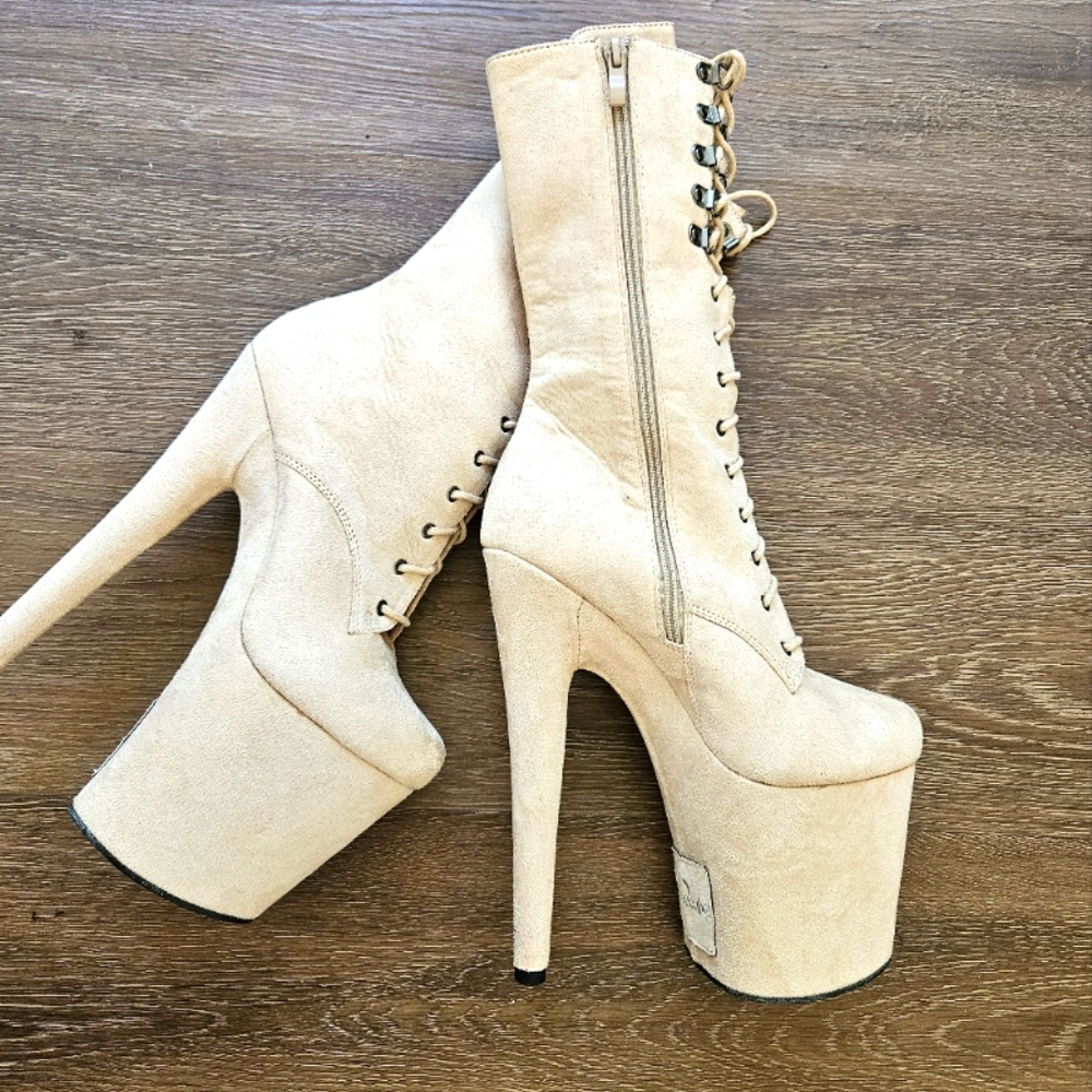 Elegant Tan Platform Lace-Up Boots